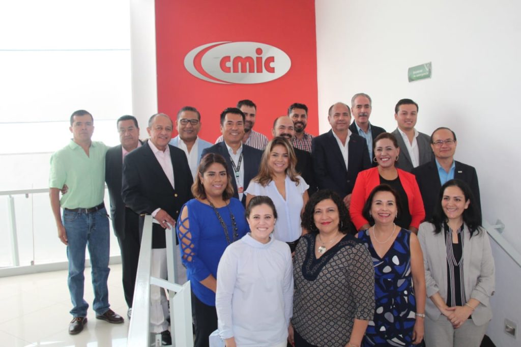 Firma de convenio entre la UVM y CMIC